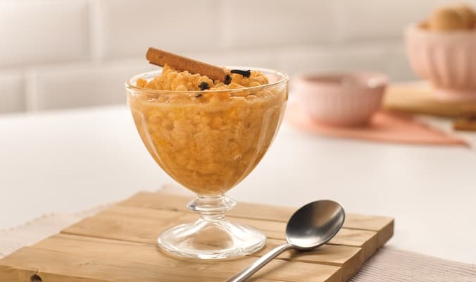 Foto da receita: Ambrosia Mineira Tradicional - Leite talhado com ovos, açúcar e limão, cozido lentamente até virar 'queijinhos' dourados na calda doce. Sobremesa de fazenda.