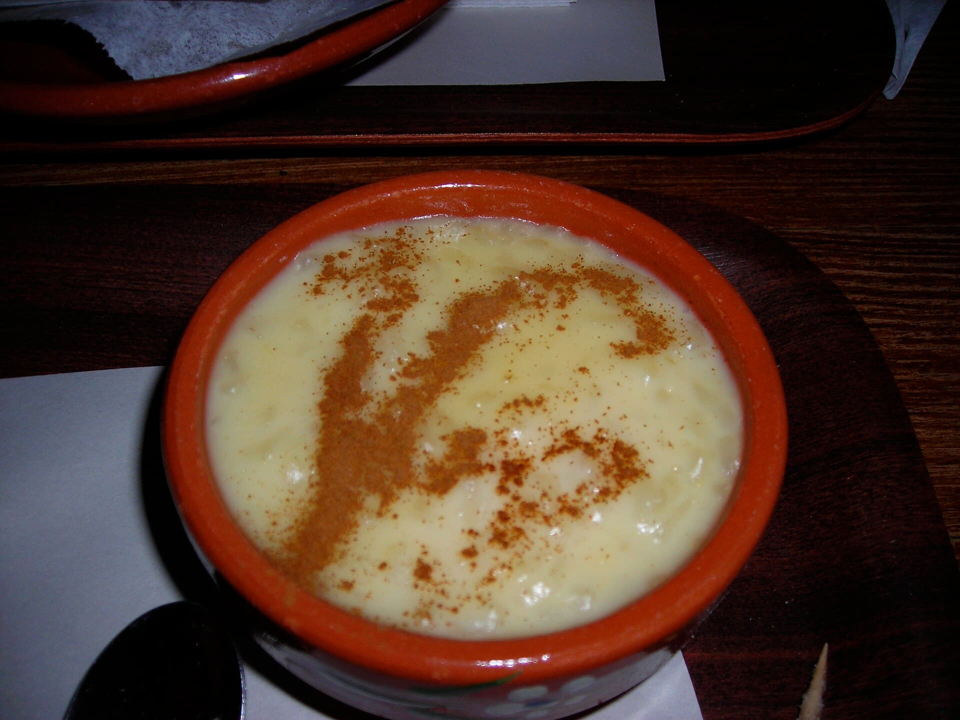 Foto da receita: Arroz Doce com Canela - Arroz cozido lentamente no leite com açúcar e raspas de limão, finalizado com bastante canela. Cremoso, perfumado, infância.