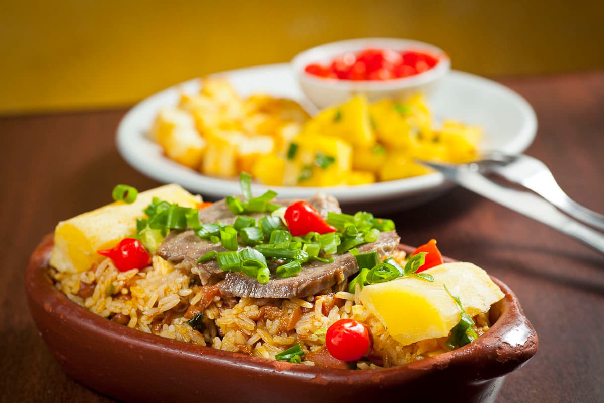 Foto da receita: Baião de Dois Nordestino - Arroz com feijão verde, queijo coalho derretido e carne de sol esfarelada — prato icônico do sertão.