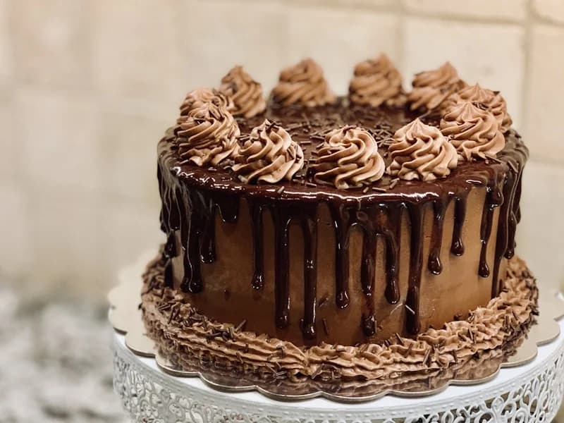Foto da receita: Bolo de Chocolate Molhadinho - Bolo de chocolate extremamente fofinho e úmido, com cobertura de brigadeiro cremoso. A receita que vai fazer você se apaixonar por chocolate novamente.