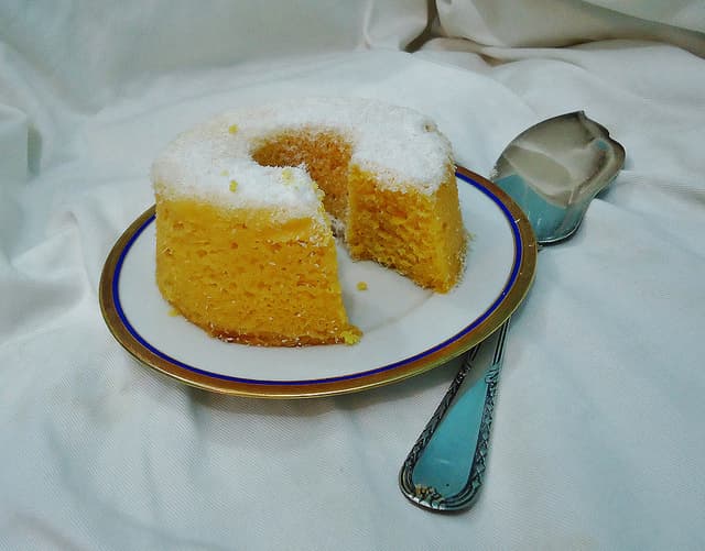 Foto da receita: Bolo de Milho Verde Cremoso - Milho verde batido com leite, açúcar e coco. Sai do forno fofo, com aroma de festa junina o ano inteiro.