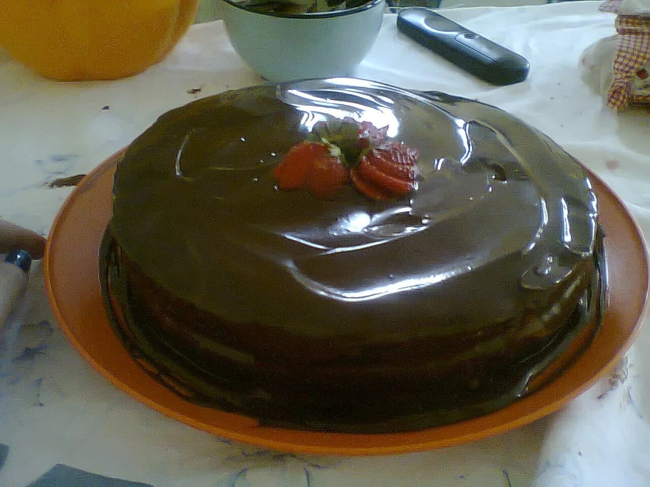 Foto da receita: Bolo Nega Maluca - Bolo de chocolate de liquidificador com água quente na massa e cobertura de brigadeiro mole. Denso, molhado e o preferido das festas infantis dos anos 90.