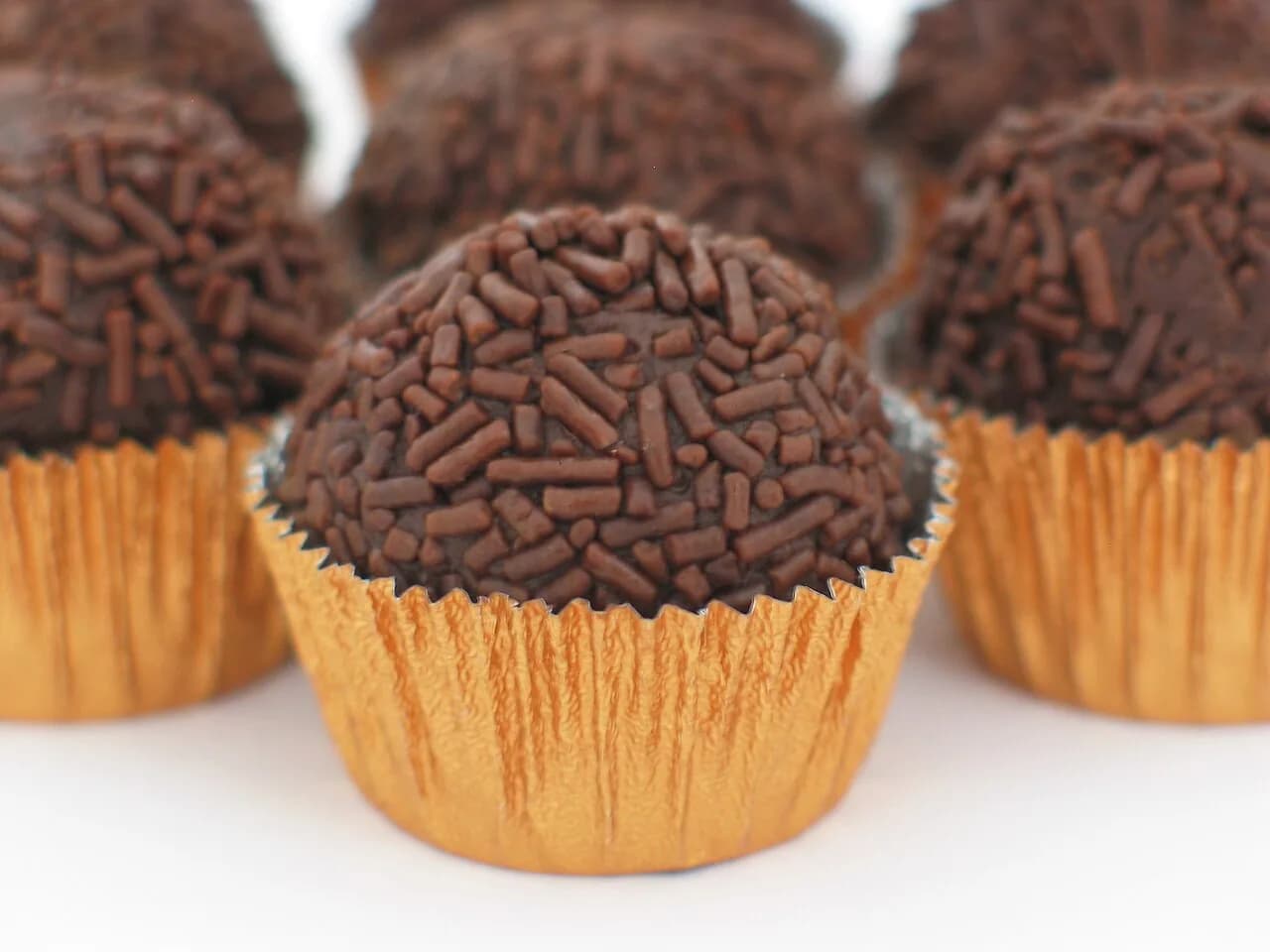 Foto da receita: Brigadeiro de Colher Cremoso - Brigadeiro em ponto mole, servido em potinhos com colher e granulado por cima. Sem enrolar, sem mãos sujas e ainda mais cremoso que o tradicional.