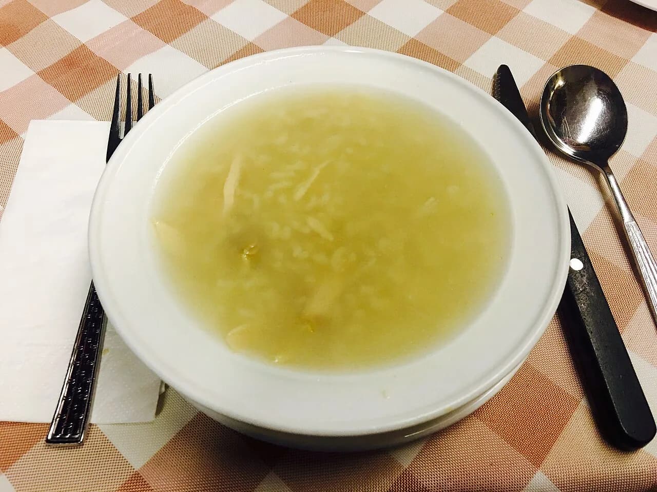 Foto da receita: Canja de Galinha - Sopa de frango com arroz, cenoura, batata e cheiro-verde, cozida lentamente até o caldo ficar encorpado. O remédio de mãe para gripe e dias frios.