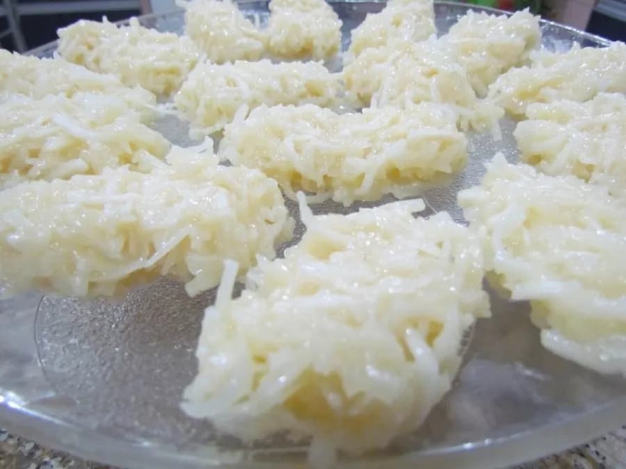 Foto da receita: Cocada Cremosa de Leite Condensado - Coco fresco ralado, leite condensado, leite de coco. Cozinha até engrossar virando creme — comer de colher.