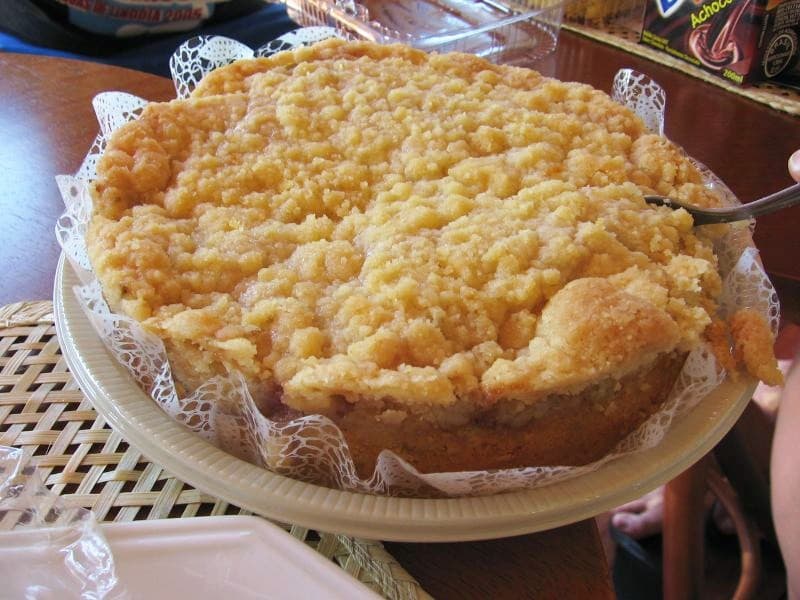 Foto da receita: Cuca Alemã de Uva Passa - Pão doce alemão fofo com uvas passas, coberto por farofa crocante de manteiga, farinha e açúcar. Tradição do sul do Brasil.