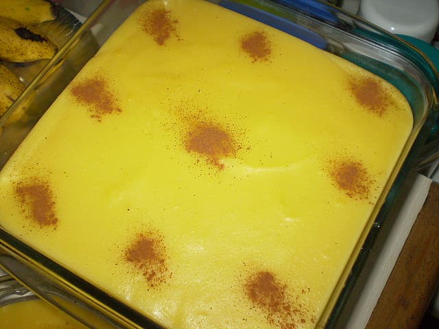 Foto da receita: Curau de Milho Verde Cremoso - Milho verde batido, leite, açúcar e canela. Cozinha até engrossar virando creme firme. Festa junina ou sobremesa de domingo.