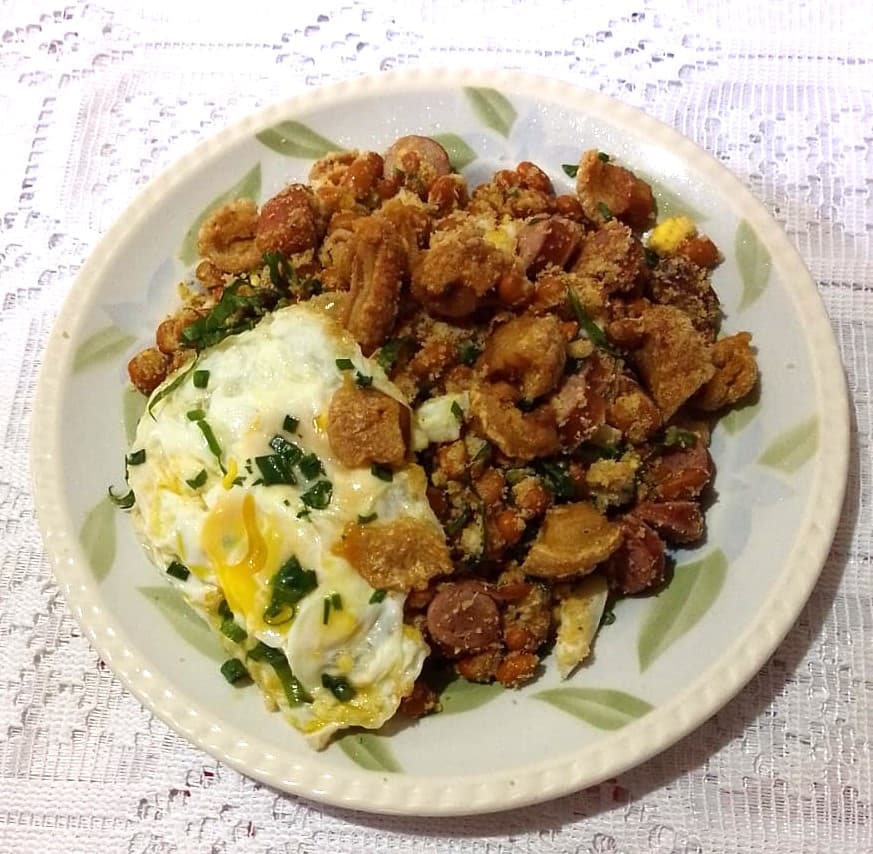 Foto da receita: Feijão Tropeiro Mineiro - Feijão refogado com farinha de mandioca, bacon, linguiça calabresa, ovo e couve. Sequinho, robusto, das comidas mais brasileiras que existem.