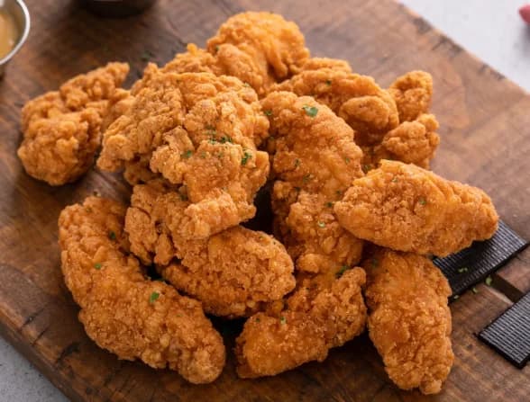 Foto da receita: Frango Empanado Crocante - Receita clássica de frango empanado super crocante por fora e macio por dentro, perfeito para o almoço da família.