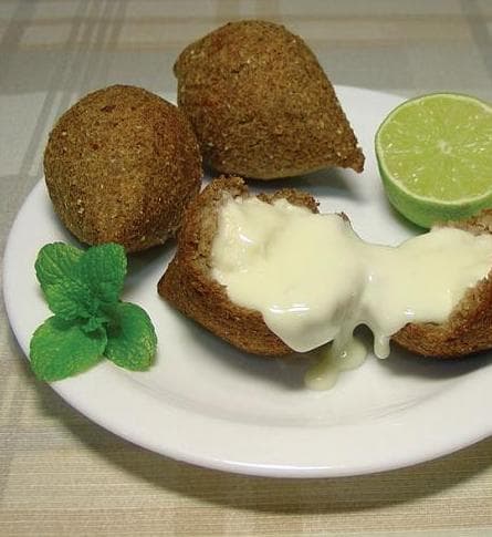 Foto da receita: Kibe Assado de Forno - Massa de trigo para kibe com carne moída temperada, assada inteira como uma torta. Mais leve que o frito, mesmo sabor árabe-brasileiro.