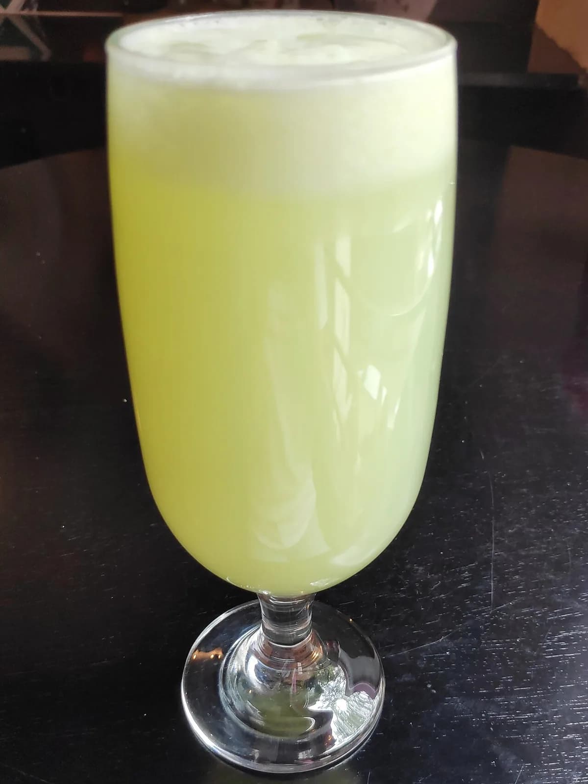 Foto da receita: Limonada Suíça - Limão inteiro com casca batido no liquidificador com água, açúcar e gelo, coado e servido na hora. Cremosa, espumosa e sem amargor, com o toque opcional de leite condensado.