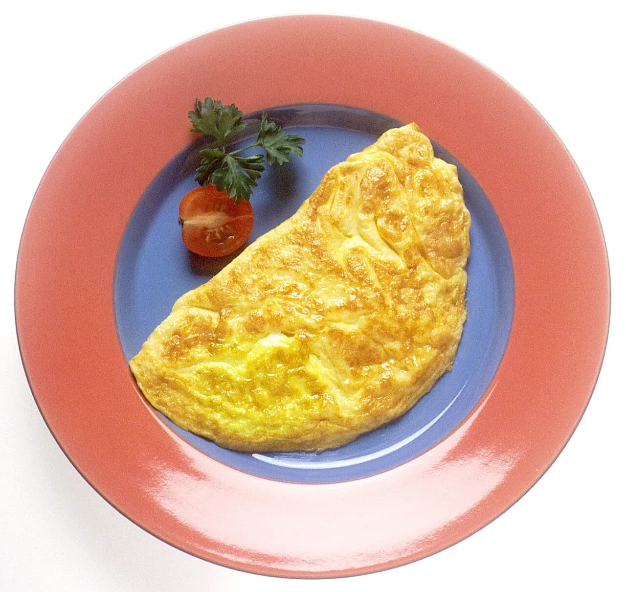 Foto da receita: Omelete Fofinho - Omelete alto e macio de 3 ovos com queijo e tomate, feito em fogo baixo e finalizado tampado. Sem borracha, sem queimar, pronto em 8 minutos.