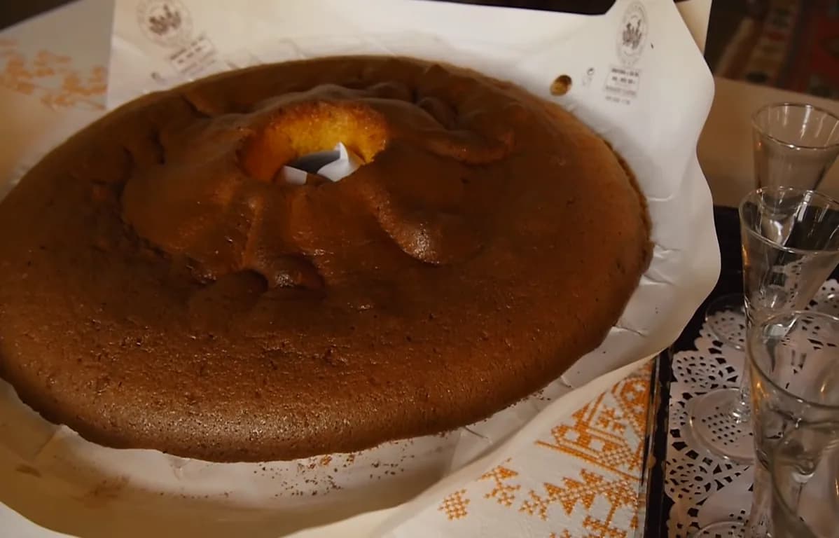 Foto da receita: Pão de Ló Fofinho para Recheio - Massa aerada de ovos batidos, sem gordura, que serve de base para bolos de aniversário recheados. Cresce alto, corta em camadas e absorve calda sem desmanchar.