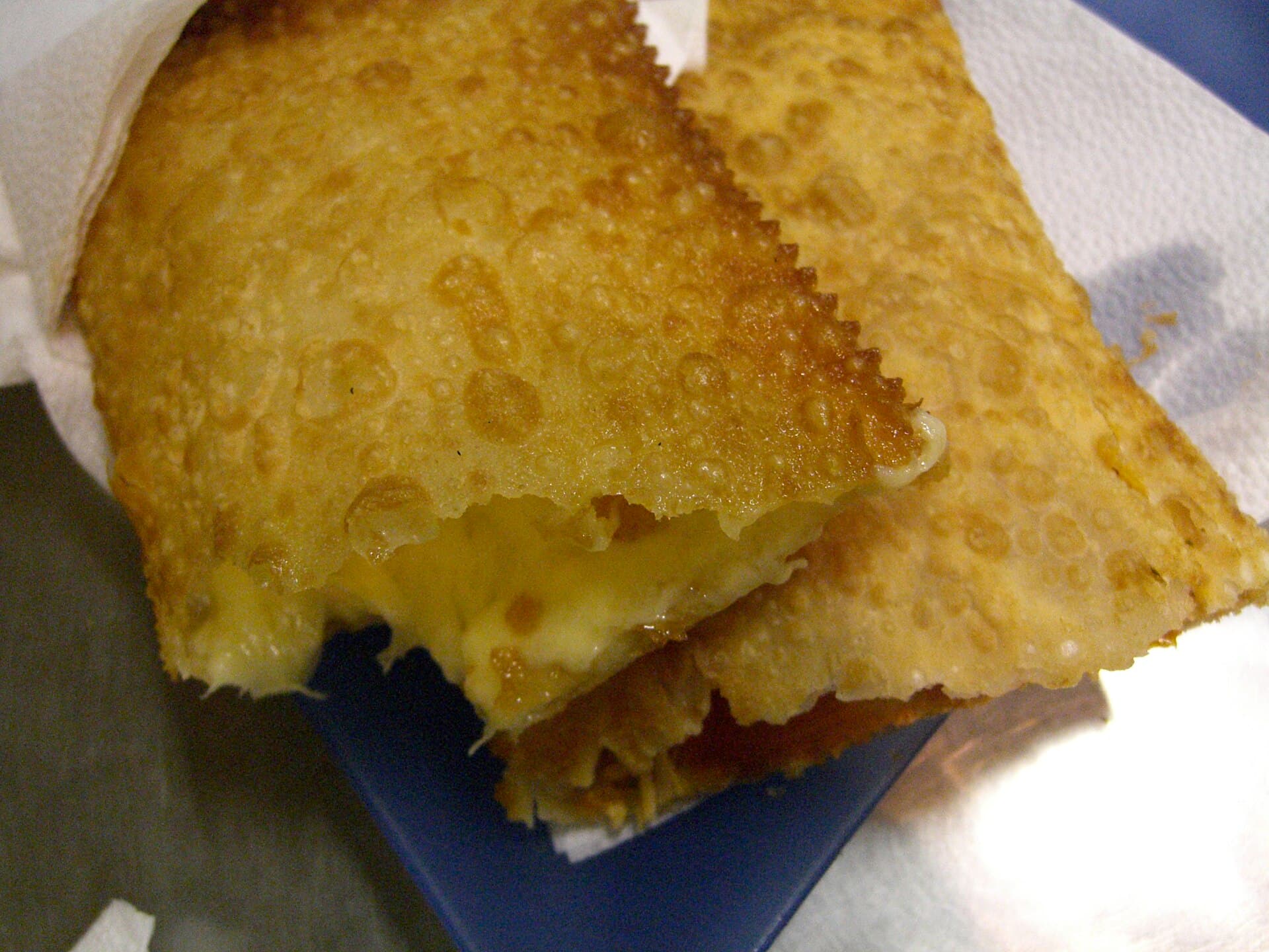 Foto da receita: Pastel de Feira Crocante - Massa fininha e crocante de feira, recheio à escolha. Frita em óleo bem quente para crescer e fazer bolha — vem com caldo de cana.
