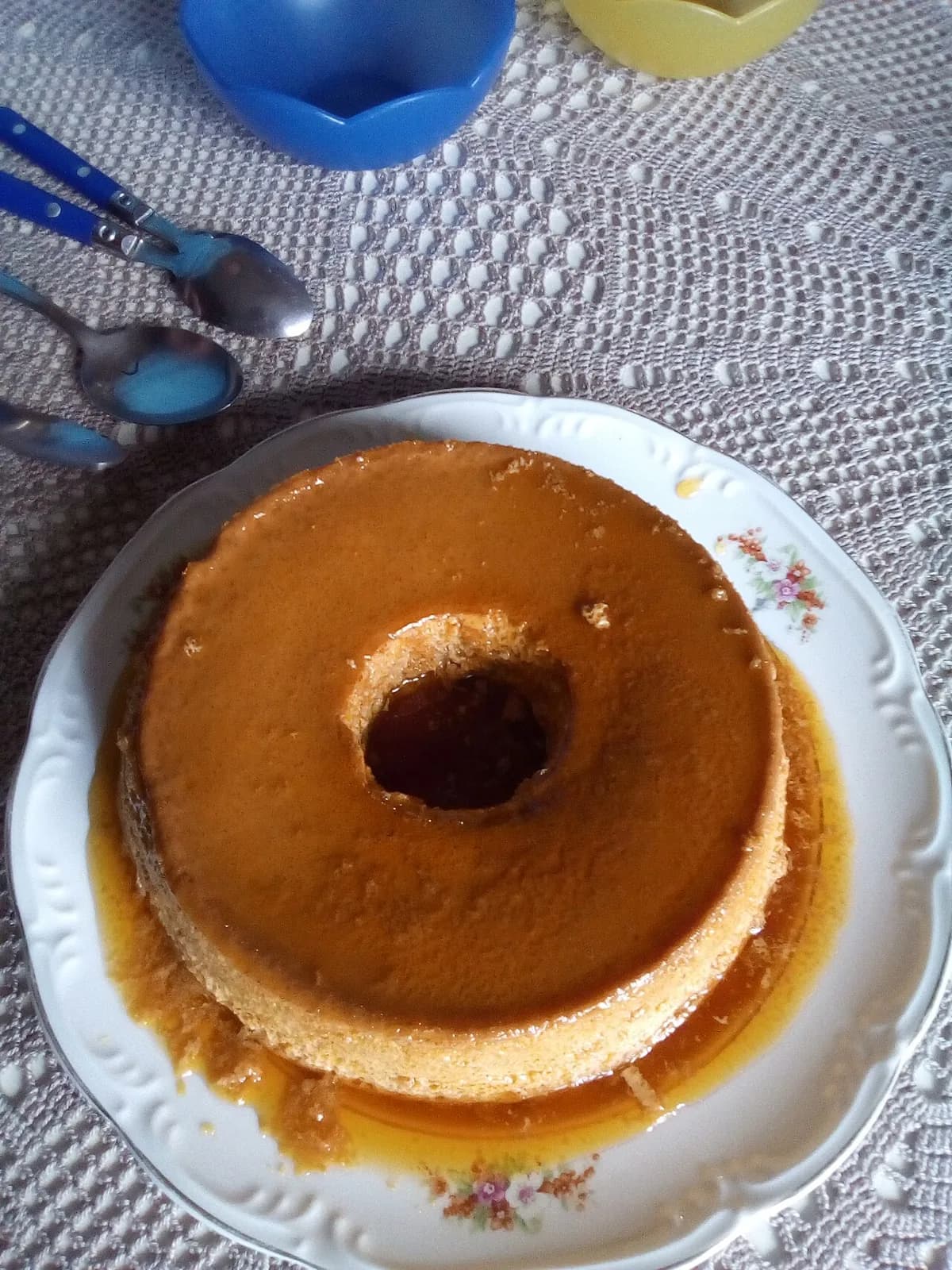 Foto da receita: Pudim de Leite Condensado na Air Fryer - Pudim liso, sem furinhos, feito em forminhas individuais na air fryer em 25 minutos. Sem banho-maria no forno e sem panela de pressão.