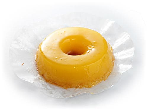 Foto da receita: Quindim de Coco Tradicional - Doce de origem portuguesa-brasileira com gemas, açúcar e coco. Dourado por cima, brilhante, derrete na boca.