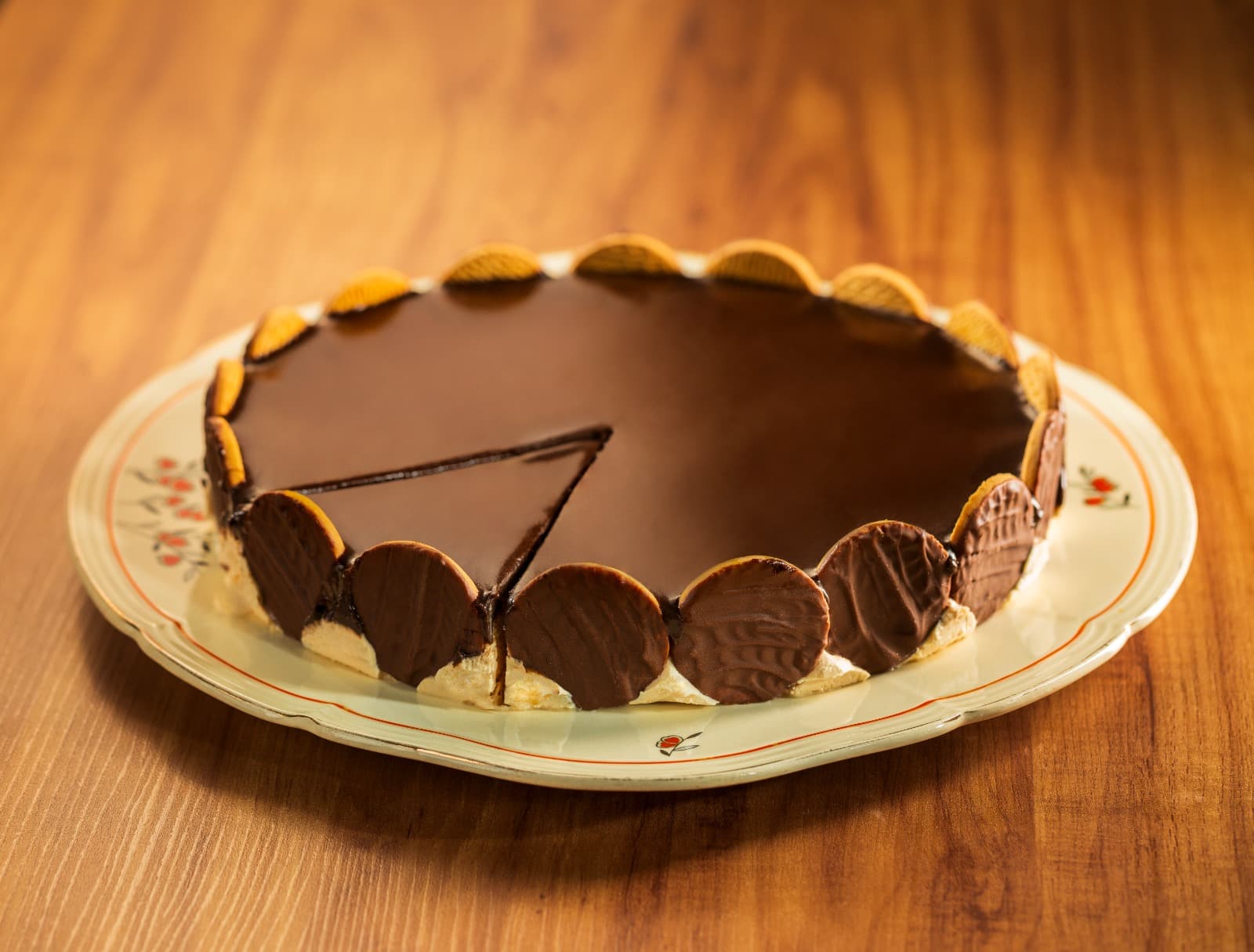 Foto da receita: Torta Holandesa de Bolacha - Camada de bolacha amanteigada, recheio cremoso de creme de leite e leite condensado, cobertura de chocolate ao leite. Gelada, irresistível.