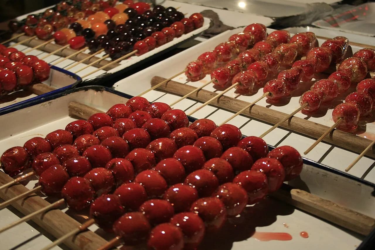Foto da receita: Uva do Amor com Casquinha de Caramelo - Uvas verdes crocantes envoltas em caramelo transparente que estala ao morder. Versão rápida e refrescante do morango do amor, sem recheio.