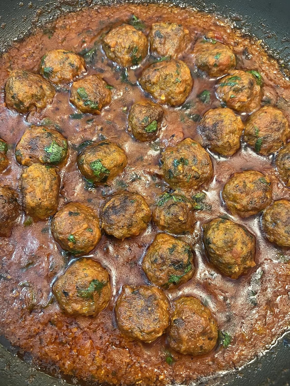 Foto da receita: Almôndegas ao Molho de Tomate - Bolinhas de carne moída macias com pão e parmesão, seladas e cozidas em molho de tomate caseiro. Perfeitas com espaguete ou no pão como sanduíche.