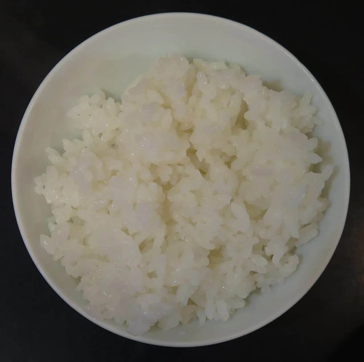 Foto da receita: Arroz Branco Soltinho - O passo a passo do arroz de todo dia: refogar o grão no alho até brilhar, medir a água certa e não mexer. Soltinho, sem empapar e sem grudar no fundo.