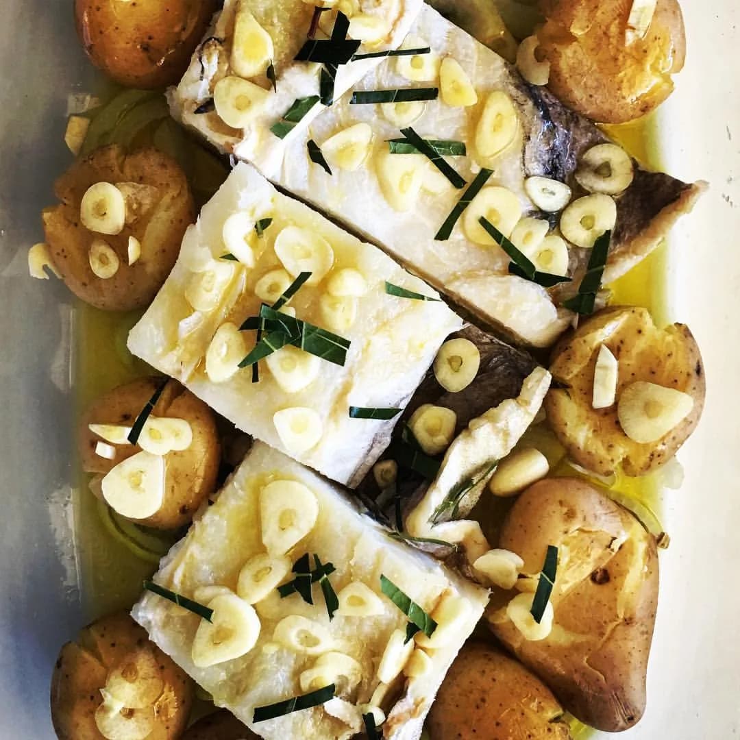 Foto da receita: Bacalhau ao Forno com Batatas - Lombo de bacalhau dessalgado assado com batatas, cebola, pimentão, azeitonas e muito azeite. O prato de Páscoa e de Natal que se faz em uma única assadeira.