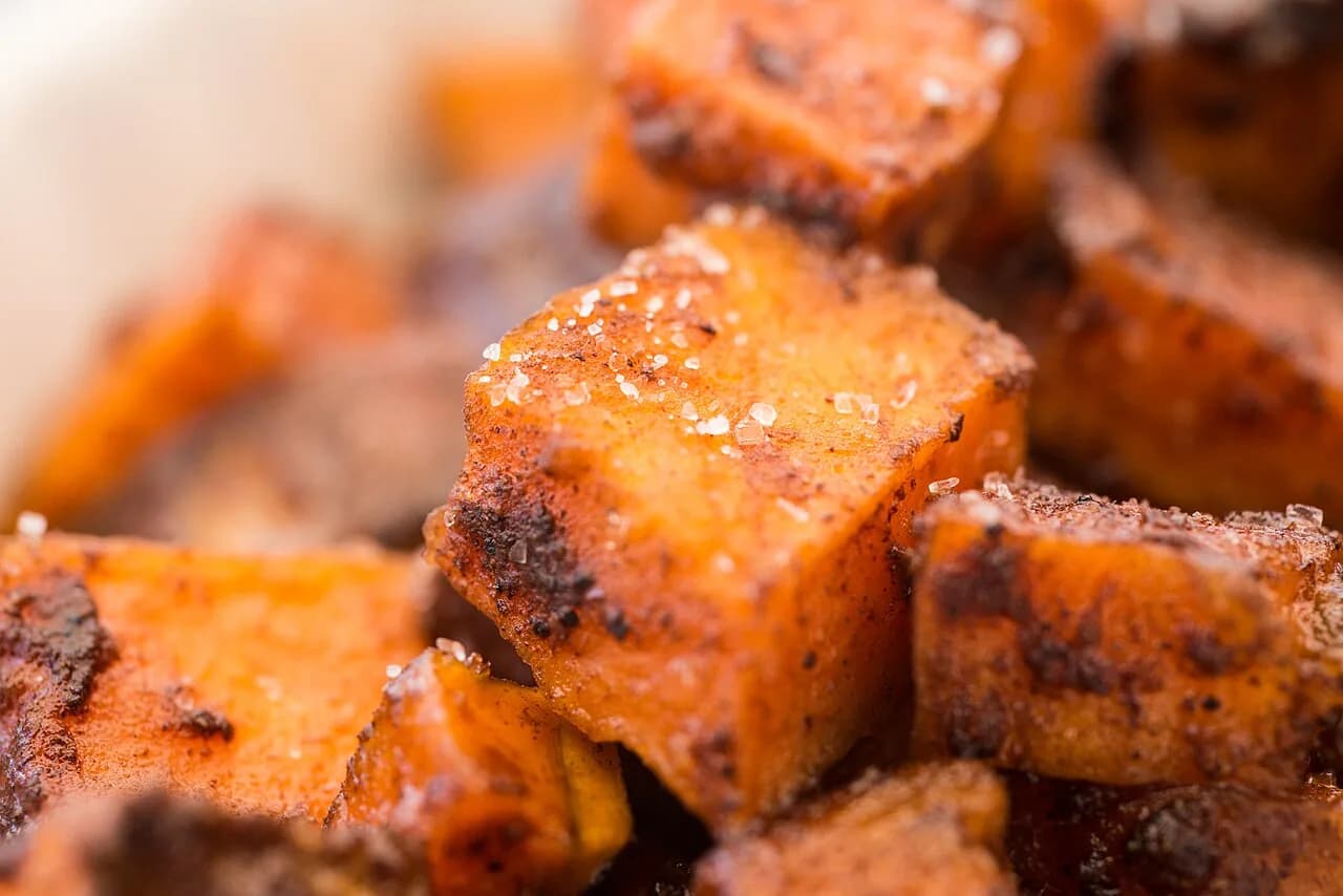 Foto da receita: Batata Doce Assada na Air Fryer - Cubos de batata doce dourados por fora e macios por dentro, prontos em 20 minutos. Acompanhamento saudável para o almoço ou a marmita da semana.