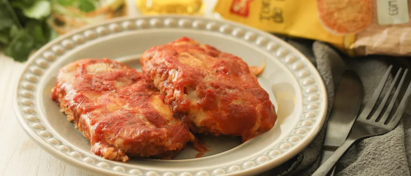 Foto da receita: Bife à Parmegiana Tradicional - Bife empanado coberto com molho de tomate caseiro e queijo derretido. Vem com fritas e arroz — comida de boteco sério.