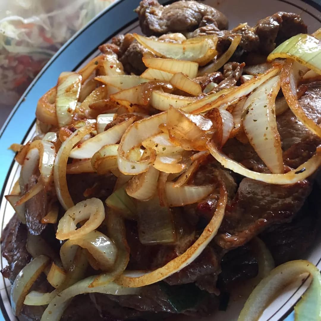 Foto da receita: Bife Acebolado - Bifes finos de alcatra ou contrafilé fritos em frigideira quente e cobertos com cebola dourada e macia. O prato mais simples e mais pedido do almoço brasileiro.