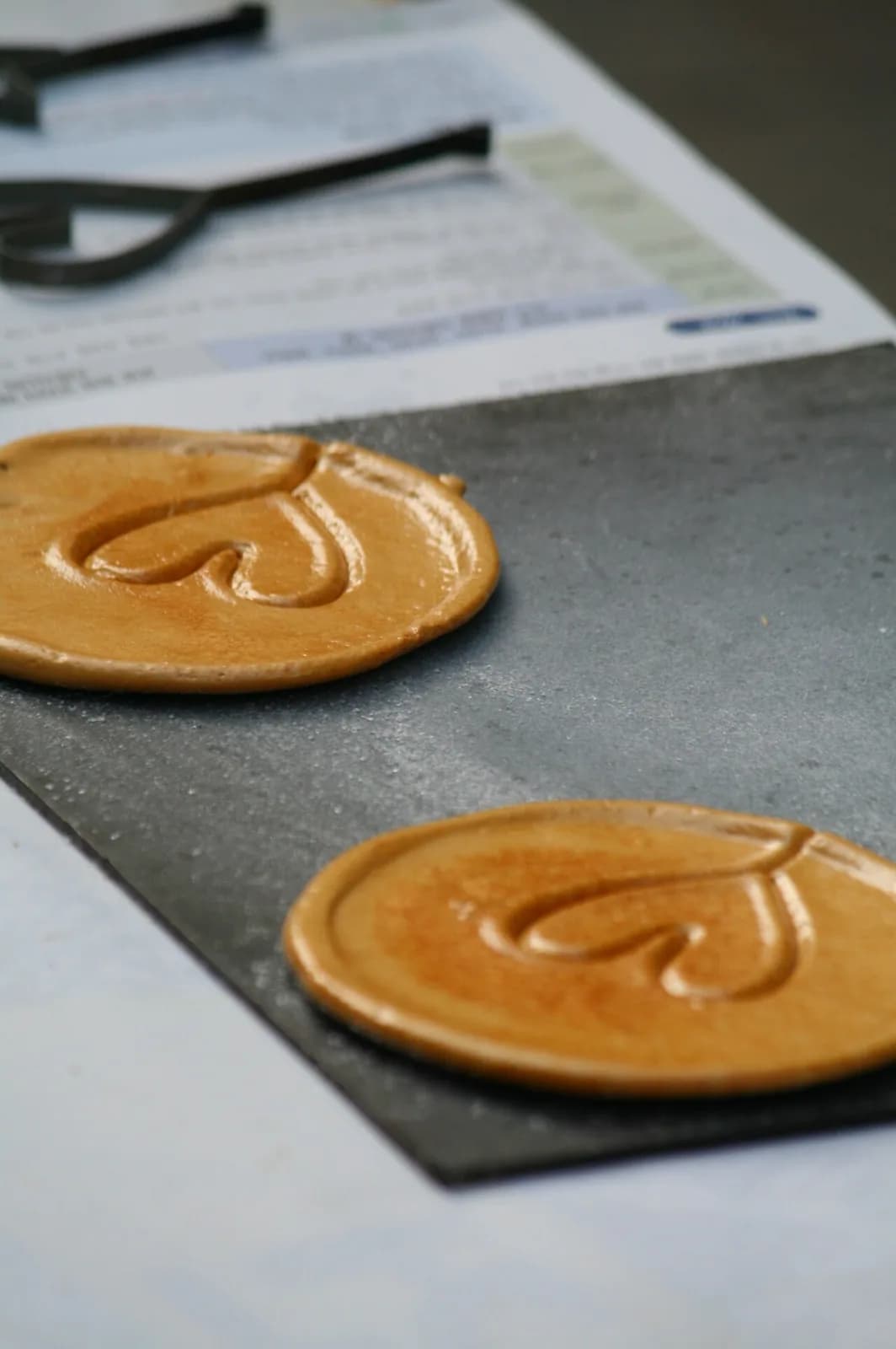 Foto da receita: Biscoito Dalgona de Caramelo (Biscoito da Série) - O doce coreano de açúcar e bicarbonato que ganhou o mundo pela televisão: um disco fino de caramelo aerado que se quebra em formatos. Só dois ingredientes.
