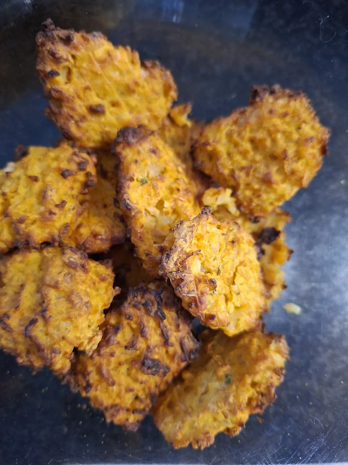 Foto da receita: Bolinho de Arroz Crocante - Bolinhos de arroz de ontem com ovo, queijo, farinha e cheiro-verde, fritos até dourar. Crocantes por fora, macios por dentro e a melhor forma de não jogar arroz fora.