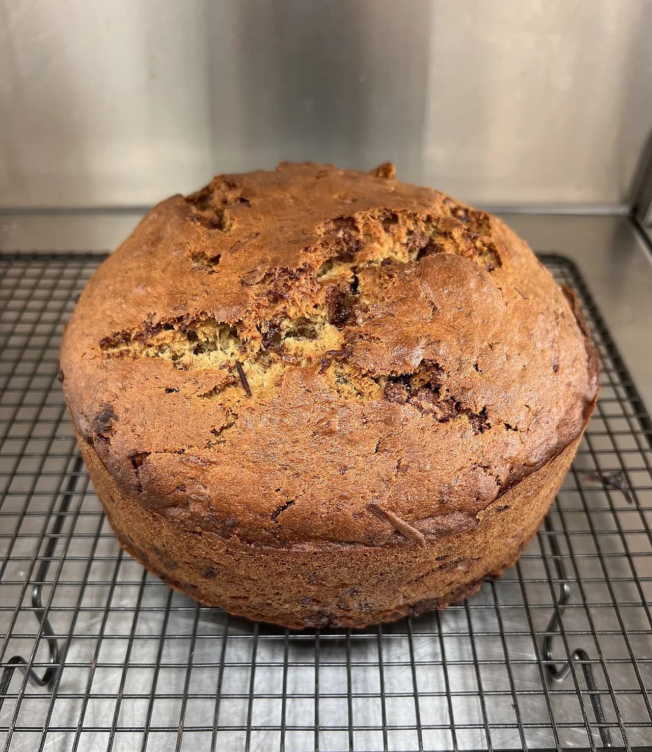 Foto da receita: Bolo de Banana com Canela - Bolo úmido de banana amassada com canela e cobertura crocante de açúcar. A melhor forma de aproveitar bananas bem maduras.
