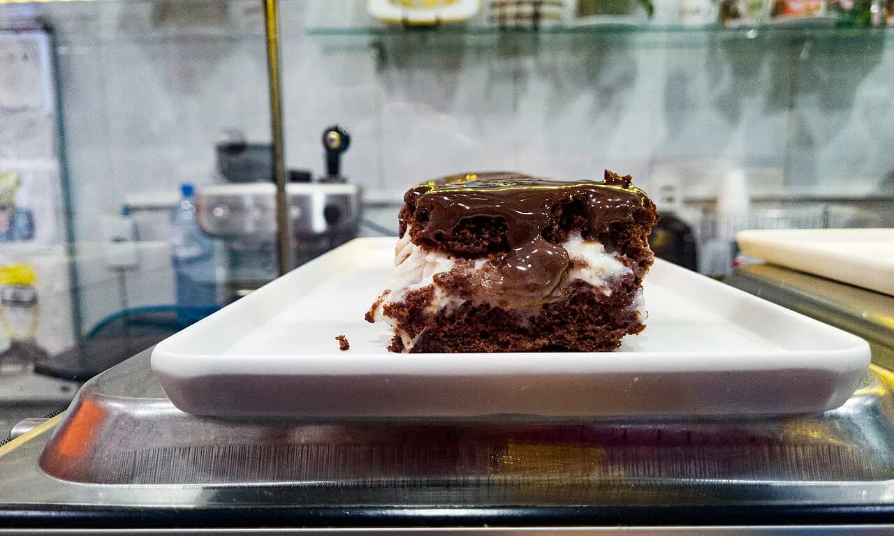 Foto da receita: Bolo de Chocolate Fofinho na Air Fryer - Bolo de chocolate úmido assado em forma pequena na air fryer em 30 minutos. Ideal para quem não tem forno ou quer uma porção menor no café da tarde.