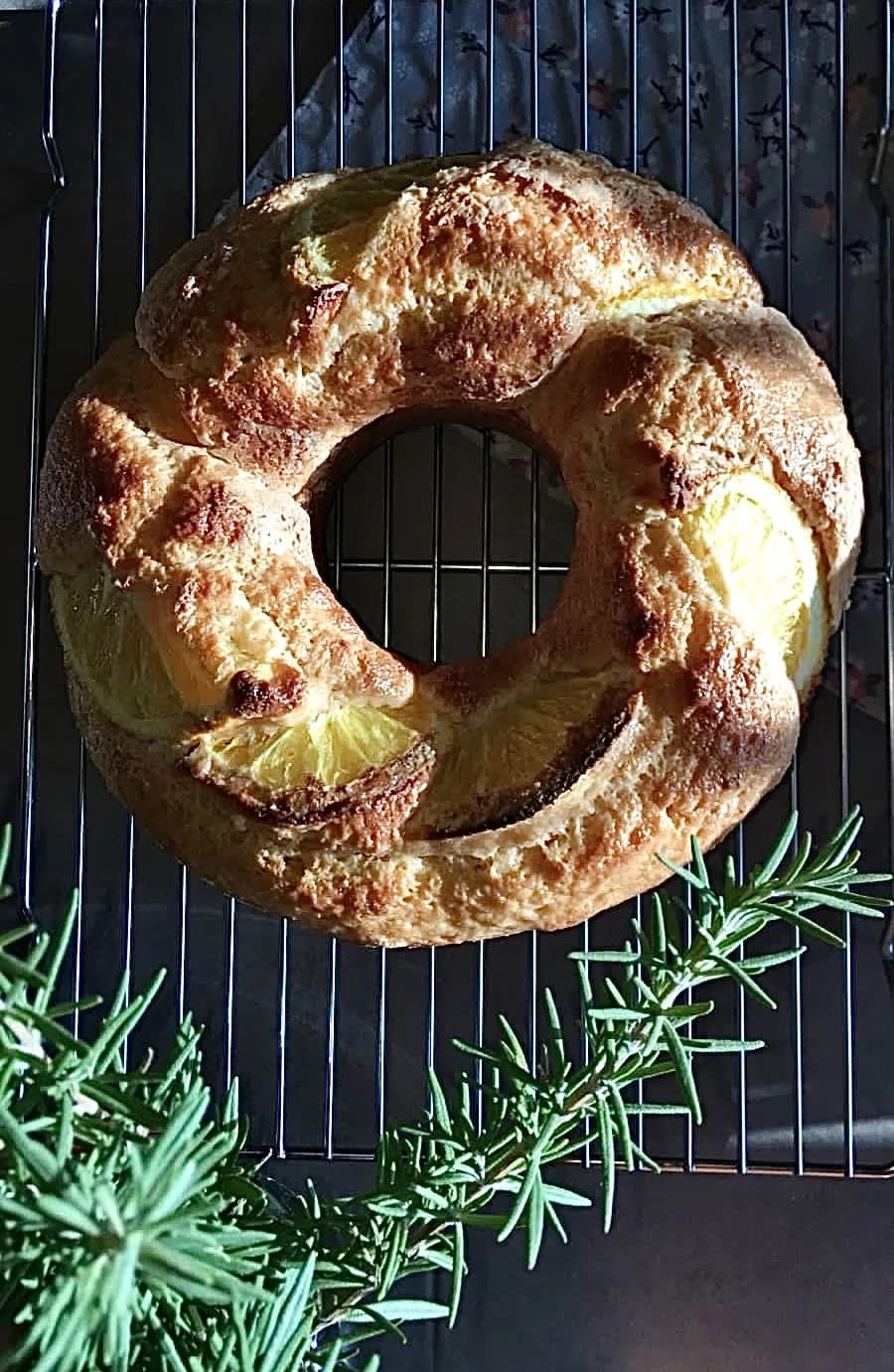 Foto da receita: Bolo de Laranja Fofinho de Liquidificador - Bolo de laranja com a fruta inteira batida, incluindo a casca, e calda cítrica por cima. Massa úmida, aromática e feita toda no liquidificador.
