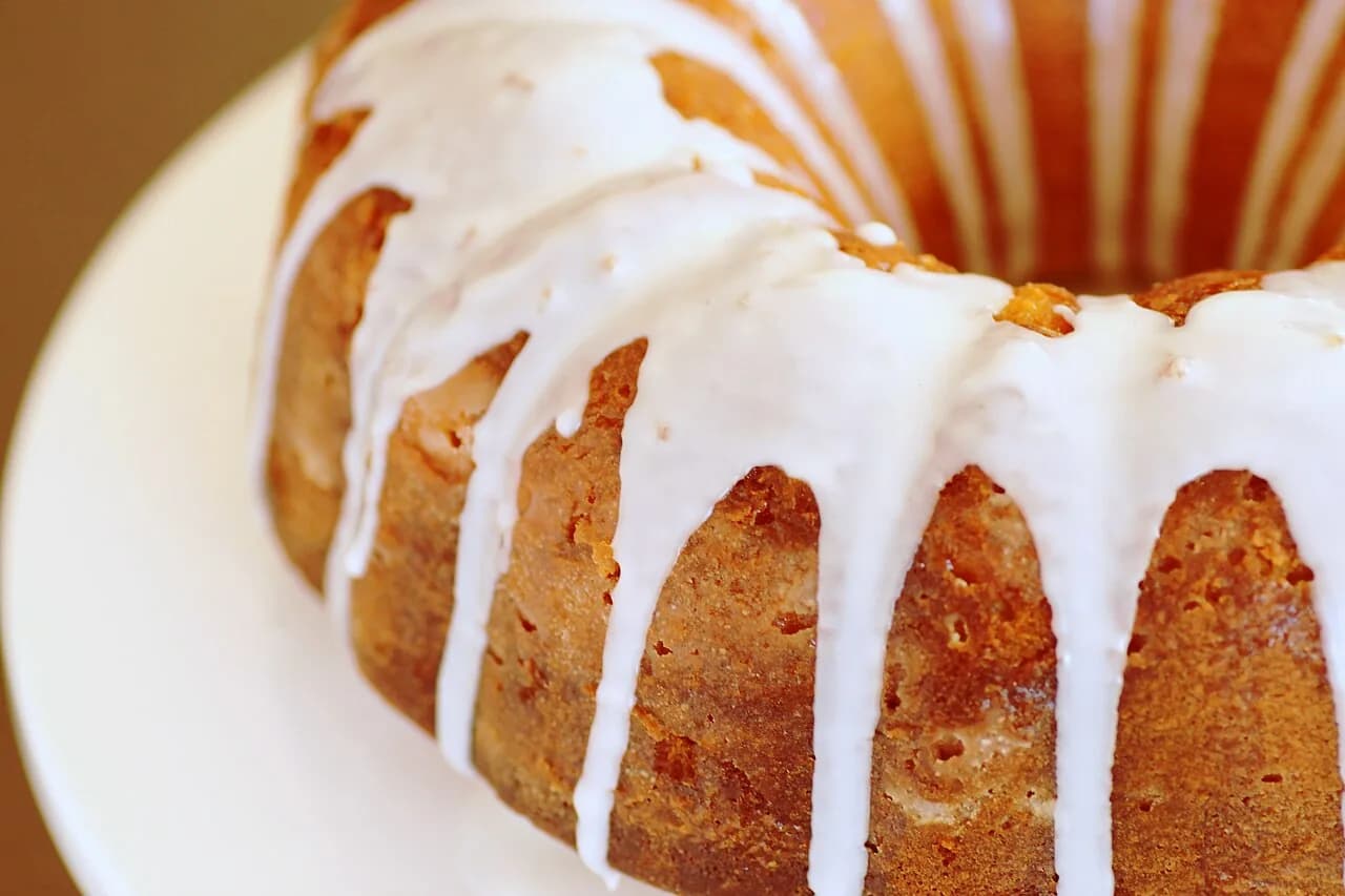 Foto da receita: Bolo de Limão com Cobertura Cremosa - Bolo leve com raspas e suco de limão na massa e cobertura de leite condensado com limão que firma como um mousse. Azedinho na medida.