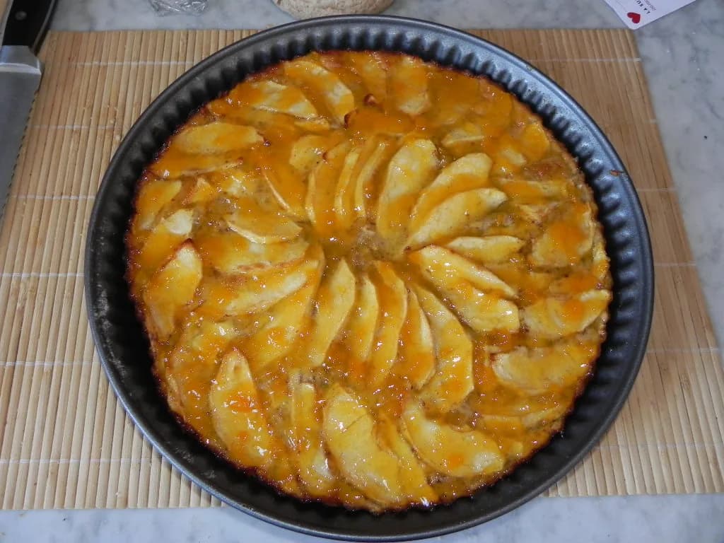 Foto da receita: Bolo de Maçã com Canela - Bolo rústico de maçã em cubos e canela, com farinha integral opcional e casquinha de açúcar. Perfumado, macio e sem cobertura.