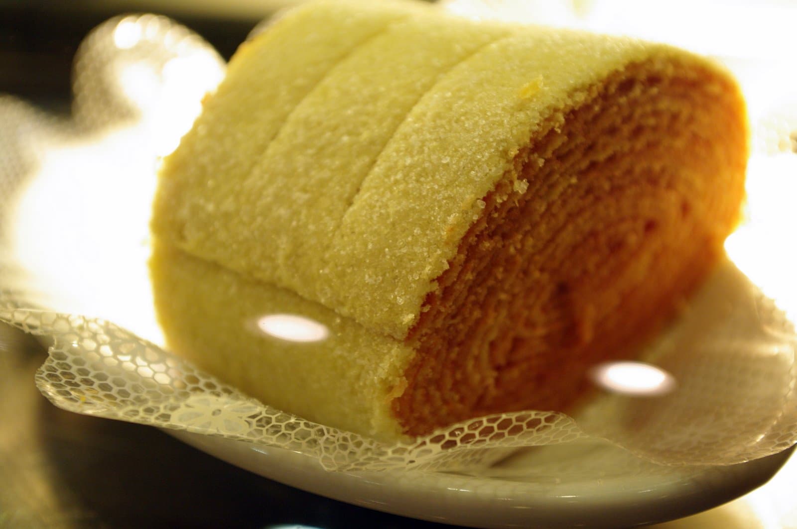 Foto da receita: Bolo de Rolo Pernambucano - Massa fina e flexível com camada de goiabada cremosa, enrolada como rocambole. Patrimônio cultural de Pernambuco.