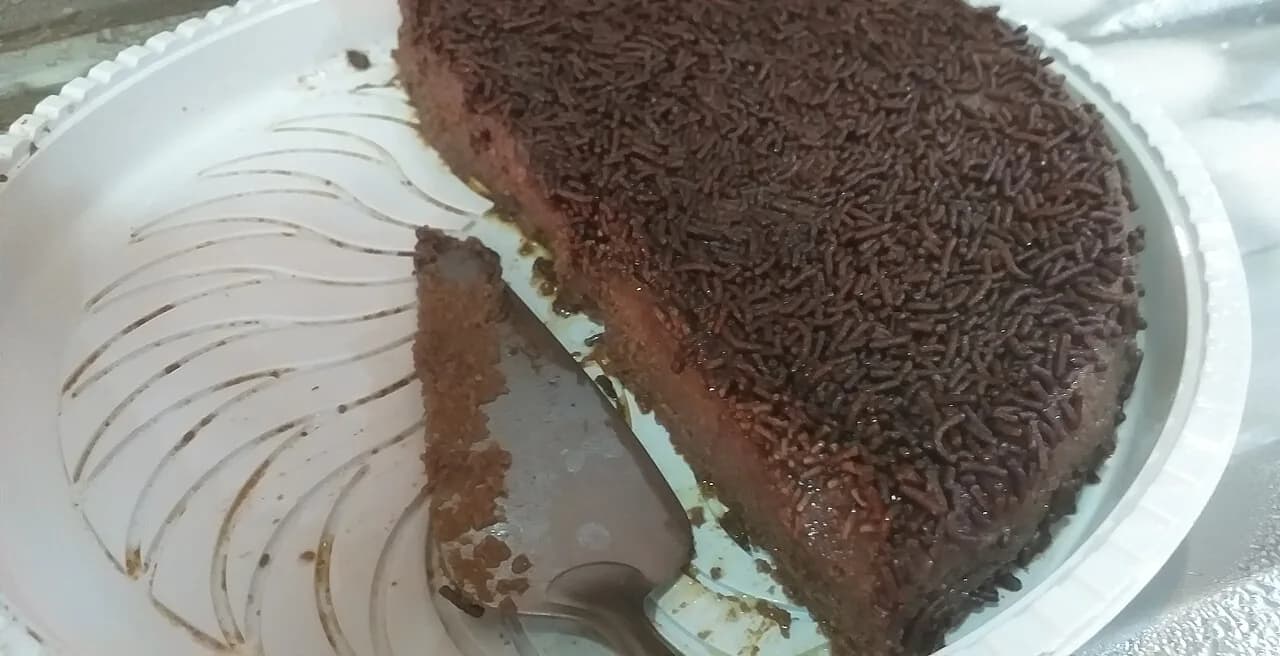Foto da receita: Brigadeirão de Liquidificador - Um brigadeiro gigante em formato de pudim: leite condensado, chocolate e ovos batidos no liquidificador e assados em banho-maria. Cremoso e intenso.