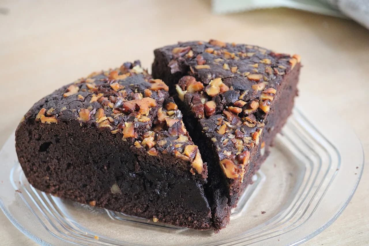 Foto da receita: Brownie de Chocolate com Casquinha Crocante - Brownie denso e úmido no centro, com a superfície fina e craquelada que só aparece quando a receita está certa. Chocolate de verdade na massa, pouca farinha.