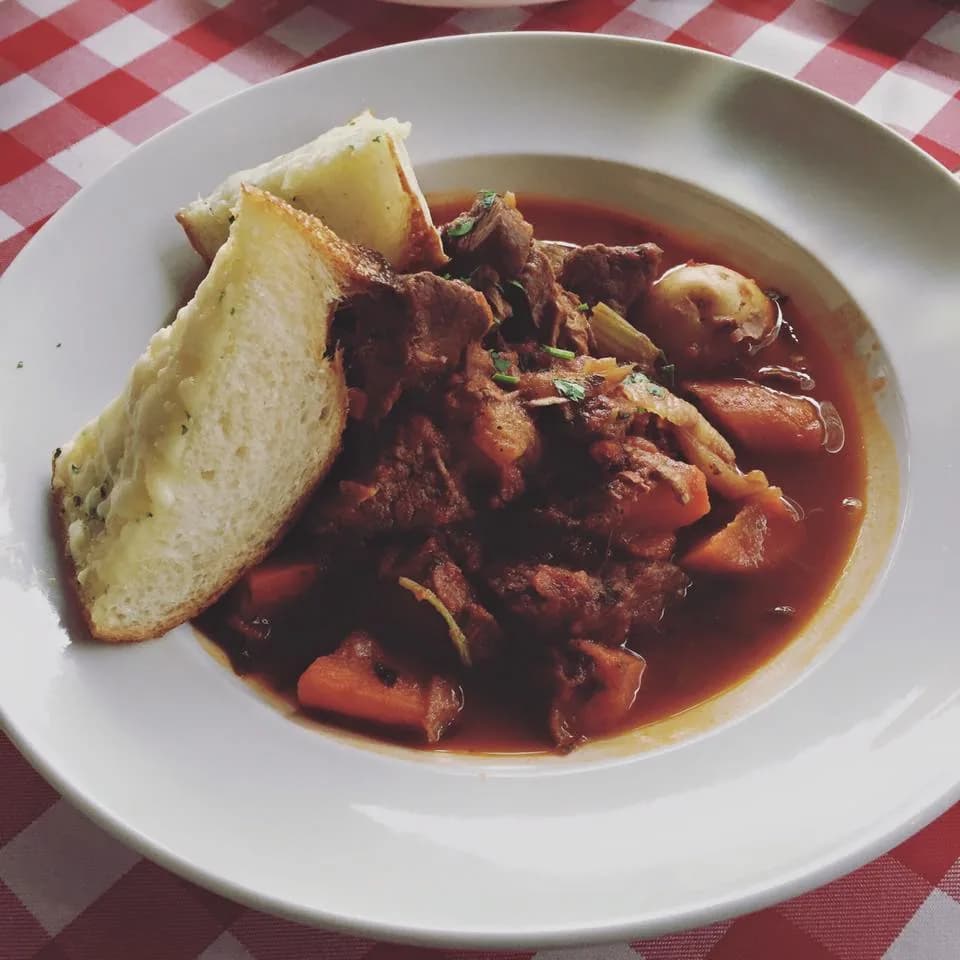 Foto da receita: Carne de Panela com Batatas - Cubos de acém ou músculo cozidos lentamente na panela de pressão com cebola, tomate e batatas, até desmancharem no molho. O prato de família mais econômico e reconfortante.