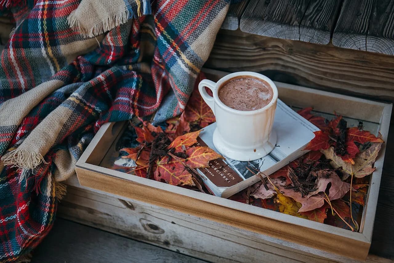 Foto da receita: Chocolate Quente Cremoso - Chocolate quente espesso feito com chocolate em barra, leite, creme de leite e uma pitada de amido. Cremoso como o de cafeteria, sem gosto de achocolatado.