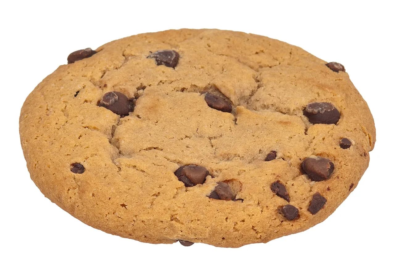 Foto da receita: Cookies Americanos com Gotas de Chocolate - Cookies grandes, macios no centro e dourados nas bordas, cheios de gotas de chocolate. Massa que pode ser congelada em bolinhas para assar quando quiser.
