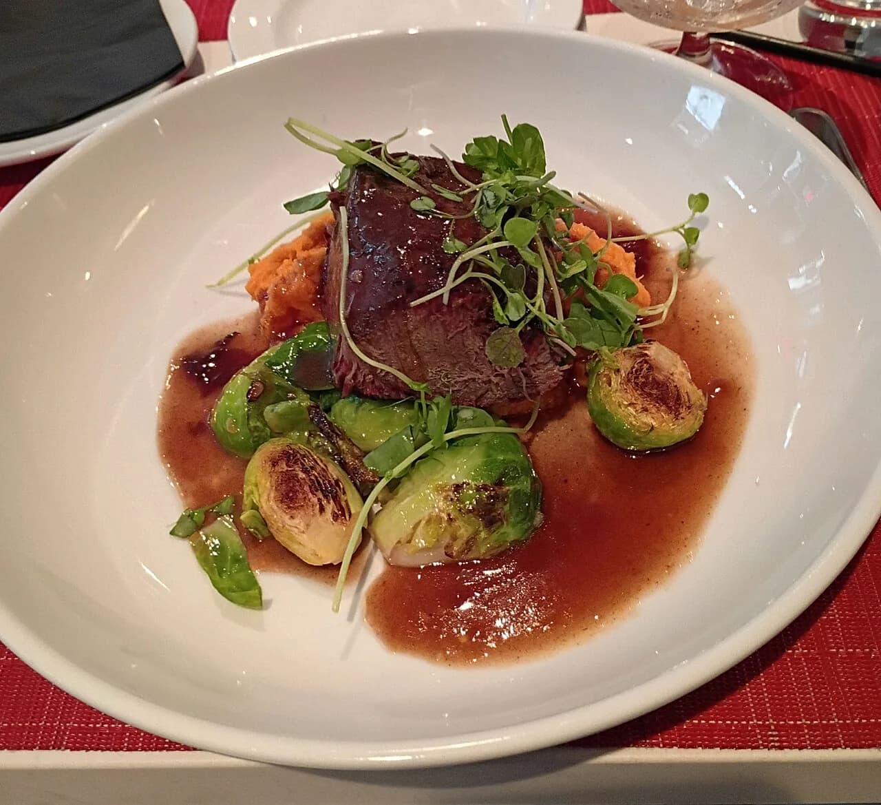 Foto da receita: Costela Bovina Assada no Forno - Costela de boi marinada e assada lentamente embrulhada em papel-alumínio por 4 horas, até a carne desprender do osso. Depois, aberta para dourar. Sabor de churrasco sem churrasqueira.