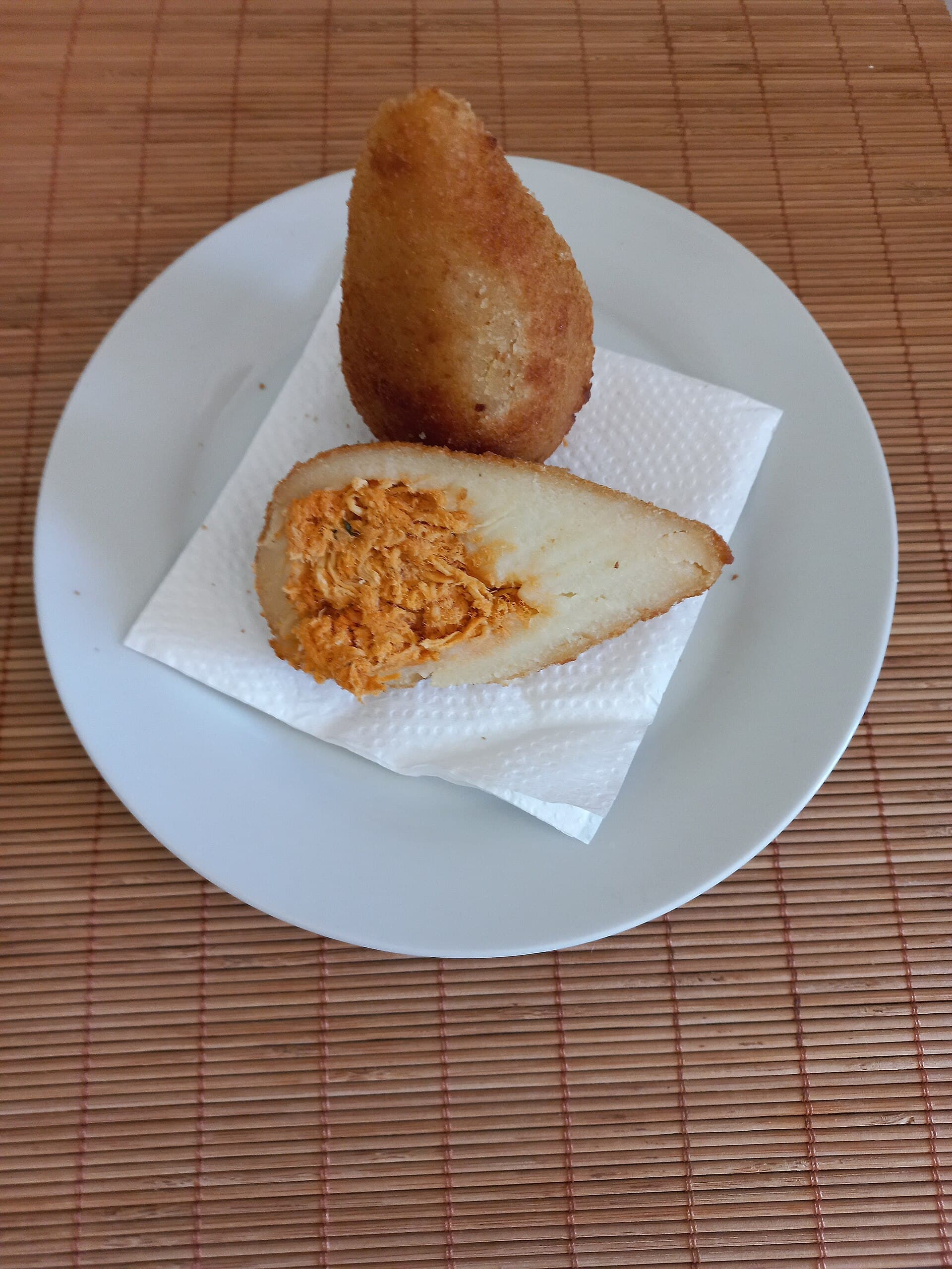 Foto da receita: Coxinha de Frango Cremosa - Massa cozida de leite e farinha, recheada com frango desfiado cremoso, empanada e frita até dourar. O salgado mais querido do Brasil.