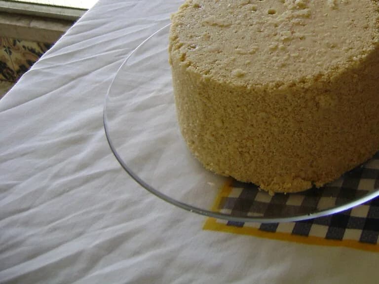 Foto da receita: Cuscuz Nordestino de Milho - Cuscuz de flocão de milho hidratado com água e sal, cozido no vapor na cuscuzeira até ficar macio e soltinho. Servido com manteiga, ovo, queijo coalho ou carne de sol.
