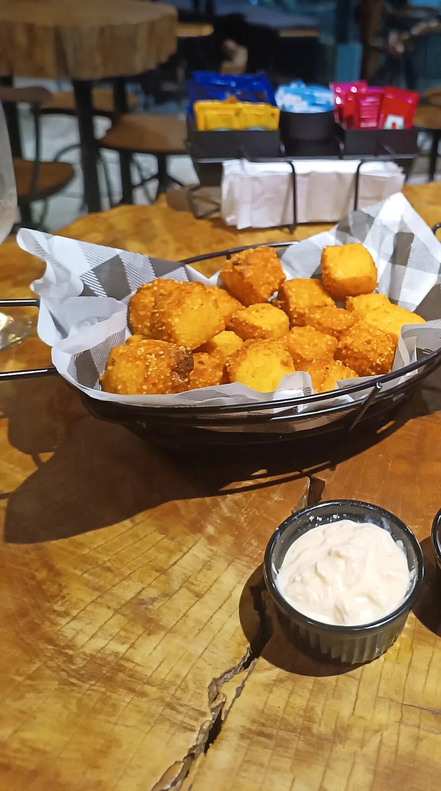 Foto da receita: Dadinho de Tapioca com Geleia de Pimenta - Cubos de tapioca granulada com queijo coalho, firmados na geladeira e fritos até dourar. Crocantes por fora e derretendo por dentro, servidos com geleia de pimenta. O petisco moderno dos bares brasileiros.