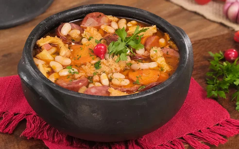 Foto da receita: Dobradinha com Feijão Branco - Bucho de boi cozido com feijão branco, linguiça e tomate. Caldo escuro, sabor profundo — prato de almoço de domingo de avó.