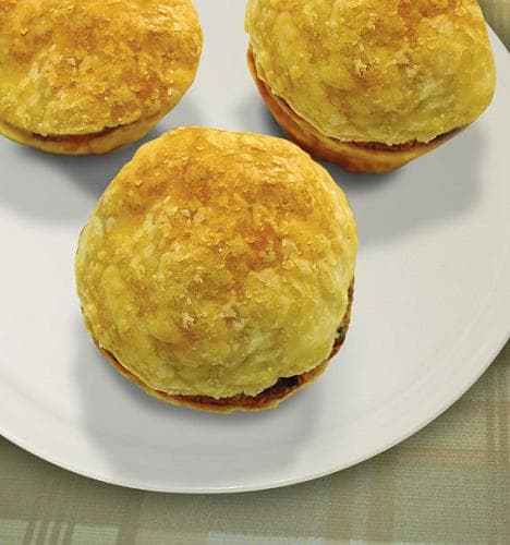 Foto da receita: Empada de Palmito Cremoso - Massa amanteigada quebradiça com recheio cremoso de palmito refogado. Vai no forno, sai dourada por cima.