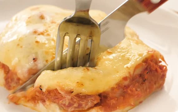Foto da receita: Escondidinho de Carne Seca com Purê de Mandioca - Prato nordestino tradicional que conquista qualquer paladar. Carne seca desfiada coberta por um cremoso purê de mandioca gratinado. Simplesmente irresistível!