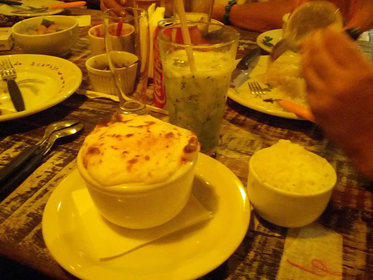 Foto da receita: Escondidinho de Frango com Purê de Batata - Frango desfiado cremoso escondido sob purê de batata com requeijão e gratinado com queijo. O prato de forno que resolve o jantar e aproveita sobras de frango.
