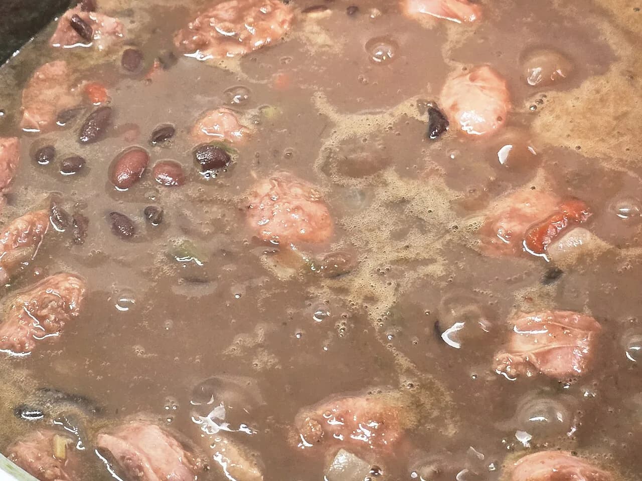 Foto da receita: Feijão Carioca Caseiro - Feijão carioca cozido na pressão e temperado com alho dourado, cebola e louro até o caldo engrossar. A receita básica do prato mais brasileiro que existe.